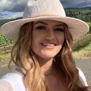 Meet your Posher, Laura